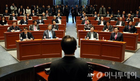 김무성 새누리당 대표와 유승민 원내대표 등이 3일 오전 서울 여의도 국회에서 열린 의원총회에서 조해진 원내수석부대표의 보고사항을 듣고 있다.2015.3.3/뉴스1