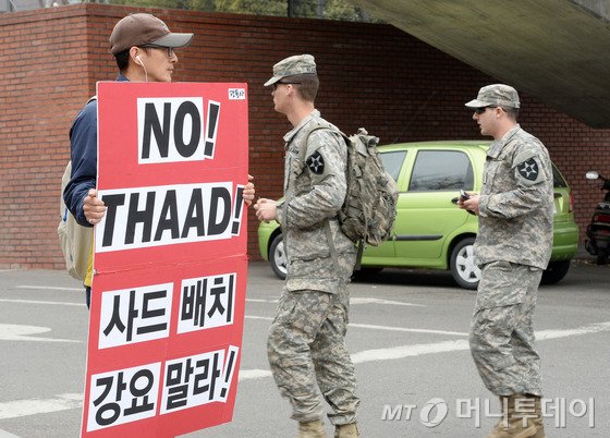 참석하며 대화하고 있다. / 사진 = 뉴스1