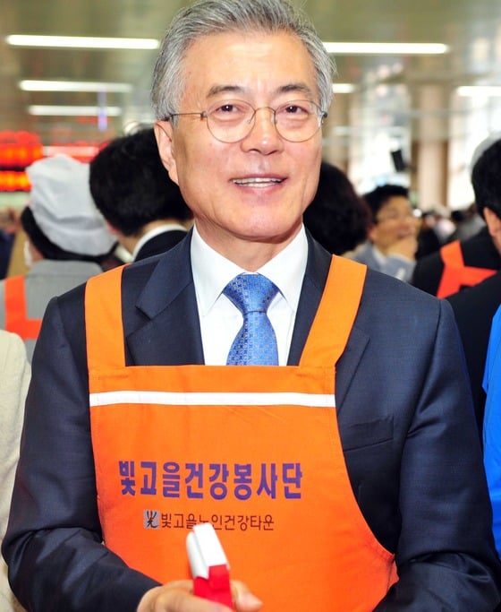 새정치민주연합 문재인 대표가 1일 오전 광주 남구 노대동 빛고을 노인건강타운을 찾아 4·29 재보궐선거 광주 서구을에 출마하는 조영택 예비후보의 지지를 호소하고 있다./사진=뉴스1제공