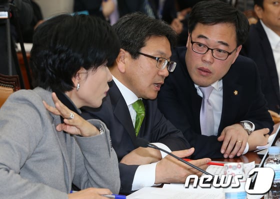 공무원연금개혁특위 여야 간사인 조원진(왼쪽) 강기정 의원이 악수하고 있다./강기정 의원실 제공