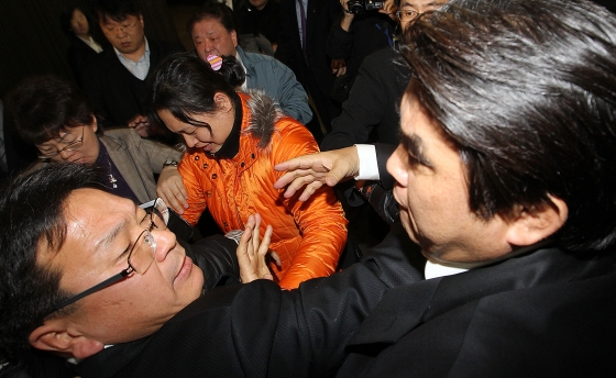 국회 정무위원회에서 대화하는 (왼쪽부터) 김영주·강기정·김기식 의원/뉴스1