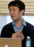 원혜영 새정치연합 의원(왼쪽)과 김세연 새누리당 의원이 옐로모바일의 미디어 부문 자회사 피키캐스트 광고 등장 우주인 모델과 기념촬영을 하고 있다. /사진= 임성균 기자