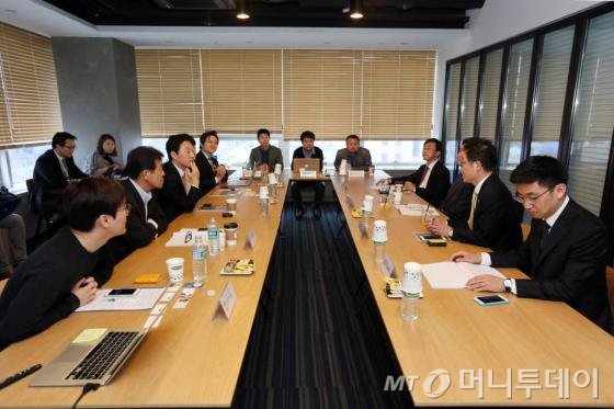 원혜영 정두언(왼쪽 두번째부터), 김세연 강석훈(오른쪽 첫번째부터)등 여야 의원들이 1일 벤처기업 옐로모바일을 방문, 이상혁대표(왼쪽 첫번째) 등 경영진과 대화를 나누고 있다./사진=임성균 기자