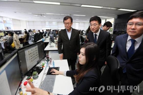 원혜영 정두언(왼쪽 두번째부터), 김세연 강석훈(오른쪽 첫번째부터)등 여야 의원들이 1일 벤처기업 옐로모바일을 방문, 이상혁대표(왼쪽 첫번째) 등 경영진과 대화를 나누고 있다./사진=임성균 기자