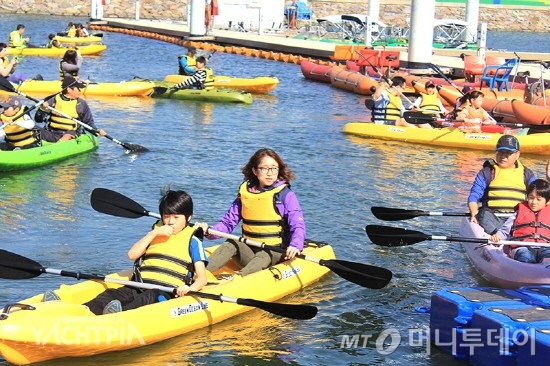 지난 13년도에 진행된 제2회 한강 카약축제./사진제공=요트피아