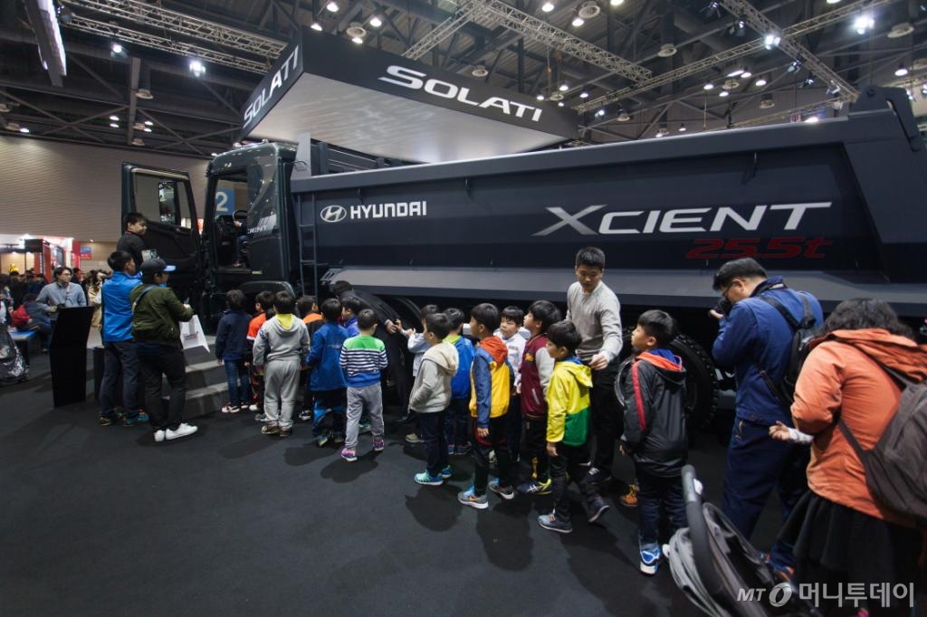 2015 서울모터쇼를 찾은 어린 관람객들이 현대자동차의 트럭 운전석에 올라가보기 위해 줄을 서고 있다. /사진제공=서울모터쇼조직위원회