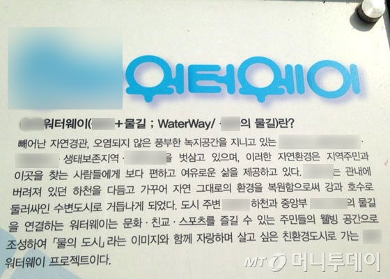 서울 광화문 '한글가온길'에서 만난 간판들. 다른 지점과 달리 한글을 우선 표기해 눈길을 끕니다.