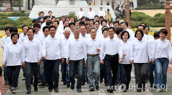 새정치민주연합 문재인 대표를 비롯한 지도부와 의원들이 6일 오전 서울 여의도 국회도서관 앞에서 열린 '2015 다함께 정책엑스포' 테이프 커팅식을 위해 이동하고 있다. 2015.4.6/뉴스1  <저작권자 ⓒ 뉴스1코리아, 무단전재 및 재배포 금지>