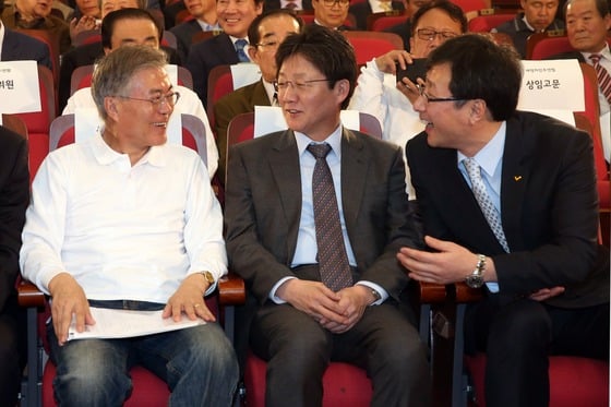 새정치민주연합 문재인 대표와 새누리당 유승민 원내대표, 정의당 천호선 대표(왼쪽부터)가 6일 오후 서울 여의도 국회 의원회관에서 열린 '2015 다함께 정책엑스포' 개막식에 참석해 대화하고 있다. 2015.4.6/사진=뉴스1