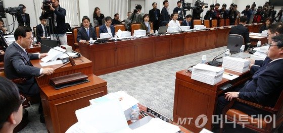 6일 오후 서울 여의도 국회에서 열린 공무원 연금개혁 특별위원회 전체회의에서 주호영 위원장이 의사봉을 두드리고 있다. 특위는 오는 7일로 만료되는 특위의 활동기한을 다음 달 2일로 25일간 연장했다. 2015.4.6/뉴스1 <저작권자 ⓒ 뉴스1코리아, 무단전재 및 재배포 금지>
