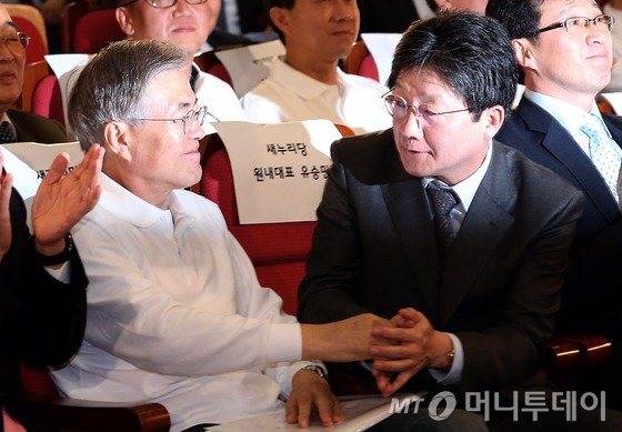 새정치민주연합 문재인 대표(왼쪽)와 새누리당 유승민 원내대표가 6일 오후 서울 여의도 국회 의원회관에서 열린 '2015 다함께 정책엑스포' 개막식에서 악수하고 있다. 2015.4.6/뉴스1  <저작권자 ⓒ 뉴스1코리아, 무단전재 및 재배포 금지>