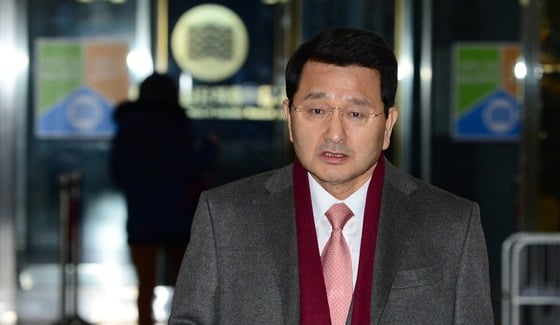 임기가 끝나 퇴임하는 신영철 대법관의 후임 대법관으로 내정된 박상옥 한국형사정책연구원장이 지난 1월 서울 서초구 우면동 한국형사정책연구원 사무실을 나서고 있다. 대법원은 양승태 대법원장이 박근혜 대통령에게 신임 대법관 후보로 박 원장을 임명 제청했다고 밝혔다. 검찰 출신인 박 후보자는 서울대를 졸업하고 1984년 서울지검 검사로 법복을 입은 뒤 대검찰청 범죄정보관리과장 및 공판송무부장, 서울북부지검장, 의정부지검장 등을 역임했다. 2015.1.21/사진=뉴스1