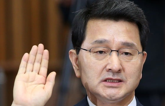 박상옥 대법관 후보자가 7일 서울 여의도 국회에서 열린 대법관 후보자 임명동의안 심사를 위한 인사청문회에서 선서를 하고 있다. 2015.4.7/사진=뉴스1