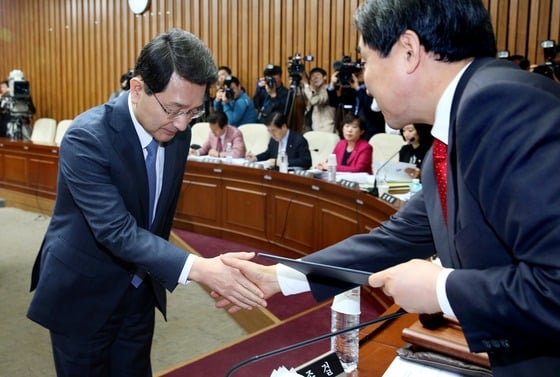 박상옥 대법관 후보자가 7일 서울 여의도 국회에서 열린 대법관 후보자 임명동의안 심사를 위한 인사청문회에서 이종걸 인사청문 특위 위원장에게 선서문을 제출한 뒤 악수를 하고 있다. 2015.4.7/사진=뉴스1