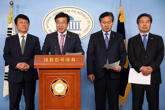 새정치민주연합 기획재정위원인 최재성, 윤호중, 김관영, 홍종학 의원(왼쪽부터)이 지난 3월 31일 오후 서울 여의도 국회 정론관에서 정부의 2014년 귀속 연말정산 결과보고를 촉구하는 기자회견을 갖고 있다. /사진=뉴스1