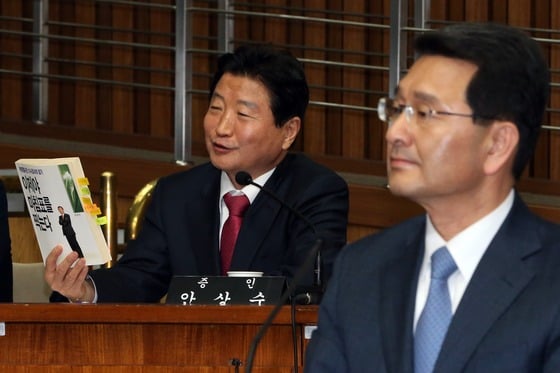 7일 서울 여의도 국회에서 열린 박상옥 대법관 후보자 인사청문회에 박 후보자와 함께 '박종철 고문치사 사건' 당시 수사검사였던 안상수 창원시장이 증인으로 출석해 청문위원들의 질의에 자신의 자서전을 들어보이며 답변하고 있다. 2015.4.7/사진=뉴스1