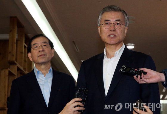 문재인 새정치민주연합 대표와 박원순 서울시장이 22일 서울 여의도 중소기업중앙회의 한 음식점에서 가진 오찬 회동에 앞서 취재진의 질문에 답하고 있다.2015.2.22/뉴스1  <저작권자 © 뉴스1코리아, 무단전재 및 재배포 금지>