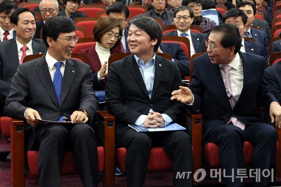 안희정 충남도지사(왼쪽부터)와 안철수 새정치민주연합 전 공동대표, 박원순 서울시장이 11일 오후 서울 여의도 국회 의원회관에서 열린 '더미래연구소 창립식 및 창립기념 토론회'에 참석해 대화하고 있다. 2015.3.11/뉴스1  <저작권자 ⓒ 뉴스1코리아, 무단전재 및 재배포 금지>