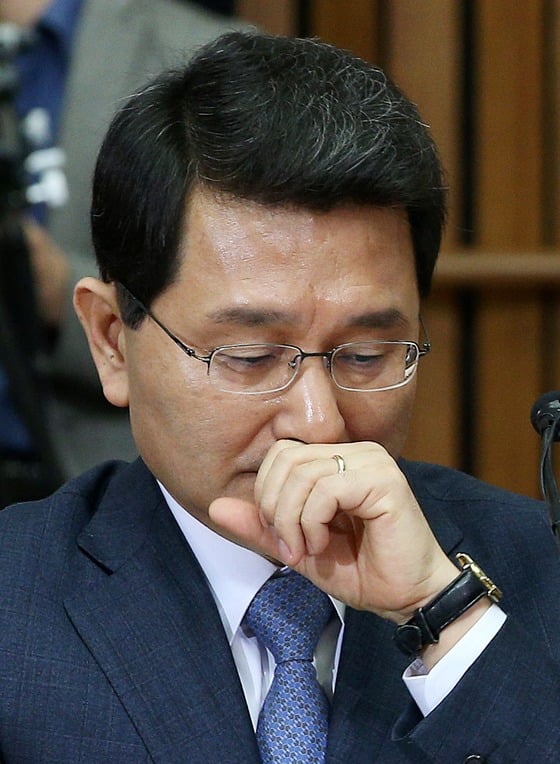 박상옥 대법관 후보자가 7일 서울 여의도 국회에서 열린 대법관 후보자 임명동의안 심사를 위한 인사청문회에서 입을 막고 기침을 하고 있다. 2015.4.7/사진=뉴스1