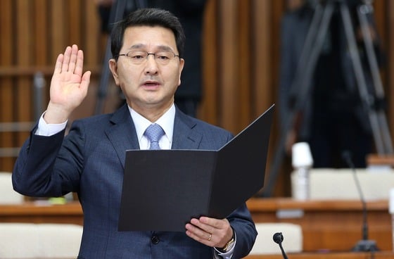 박상옥 대법관 후보자가 지난 7일 서울 여의도 국회에서 열린 대법관 후보자 임명동의안 심사를 위한 인사청문회에서 선서를 하고 있다. 2015.4.7/사진=뉴스1
