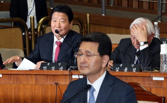 지난 7일 서울 여의도 국회에서 열린 박상옥 대법관 후보자 인사청문회에 박 후보자와 함께 '박종철 고문치사 사건' 당시 수사검사였던 안상수 창원시장이 증인으로 출석해 청문위원들의 질의에 답변하고 있다. 오른쪽은 당시 서울지검 형사2부 고등검찰관으로 일했던 김동섭 변호사. 2015.4.7/사진=뉴스1