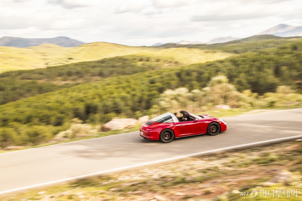 911 타르가 4 GTS의 실내 모습. 손과 몸을 꽉 잡아주는 알칸트라 가죽이 적용돼 있다. 관리도 천연가죽보다 편리하다. 911 타르카 4 GTS의 지붕은 열고 닫는데 19초 내외가 걸린다./사진제공=포르쉐