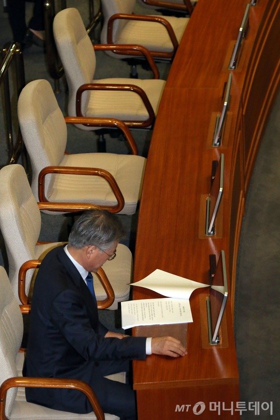 새정치민주연합 문재인 대표가 9일 오전 서울 여의도 국회의사당 본회의장에서 자신의 첫 교섭단체 대표연설을 앞두고 자료를 살펴보고 있다. 2015.4.9/뉴스1