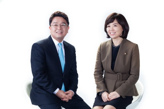 ▲인터뷰하는 민현주 의원(우), 이철희 소장(좌)