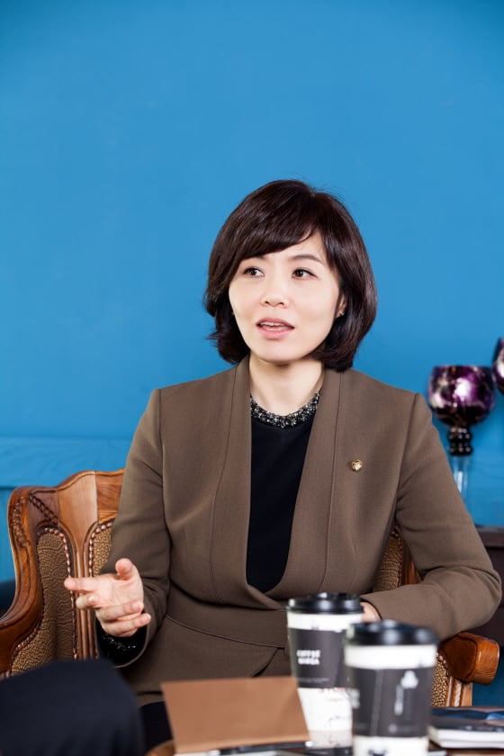 ▲인터뷰 중 인 민현주 의원(새누리당 비례대표)