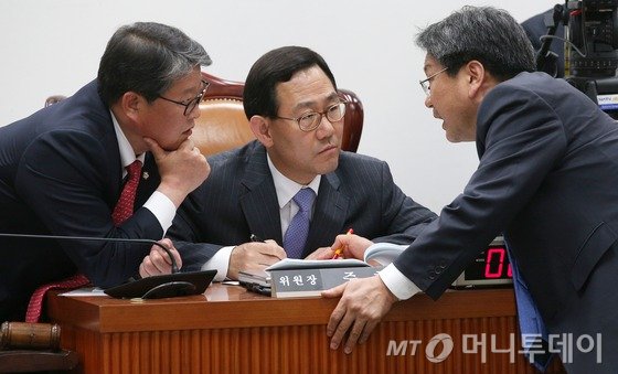 지난 6일 공무원 연금개혁 특별위원회 전체회의에서 주호영 위원장과 조원진, 강기정 여야 간사가 머리를 맞대고 대화를 나누고 있다. /사진=뉴스1