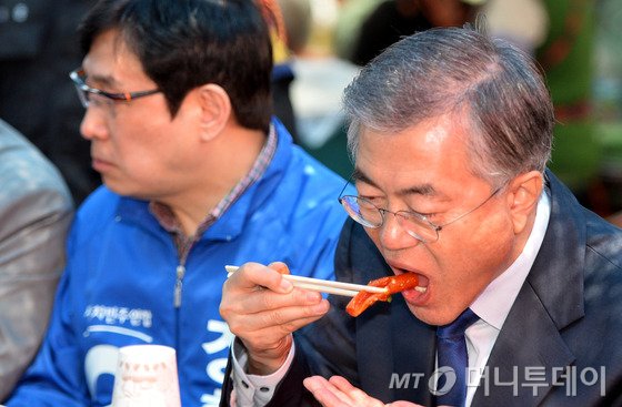 문재인 새정치민주연합 대표가 9일 오후 경기도 성남시 중원구 모란시장에서 4·29 중원구 국회의원 재보궐선거에 출마한 정환석 후보와 함께 점심식사를 하고 있다. 문 대표는 이날 오전 국회 교섭단체 대표연설을 했다. 2015.4.9/뉴스1
