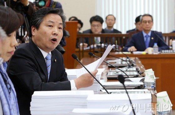 10일 서울 여의도 국회에서 열린 공무원연금개혁 특별위원회 전체회의가 정부의 재정추계 분석 결과 발표 내용과 절차에 대한 야당의 항의로 파행을 빚은 가운데 홍종학 의원이 의사진행발언을 하고 있다. 2015.4.10/뉴스1