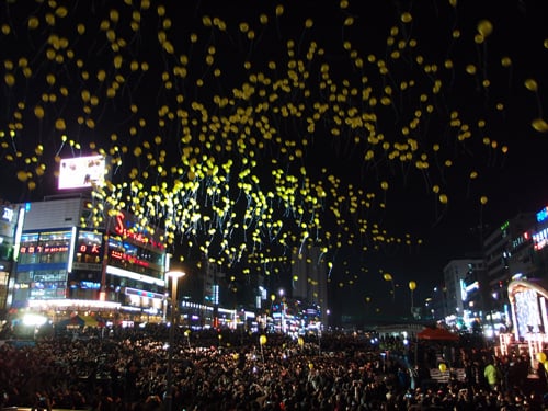 추모제에 참석한 학생들이 희망의 메시지를 담은 풍선을 날리고 있다./사진=김현정 기자