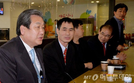 새누리당 김무성 대표가 12일 오후 경기도 성남시 중원구 대원감리교회에서 4·29 중원구 국회의원 재보궐선거에 출마하는 신상진 후보와 함께 신도들과 이야기를 나누고 있다. 2015.4.12/뉴스1 <저작권자 ⓒ 뉴스1코리아, 무단전재 및 재배포 금지>