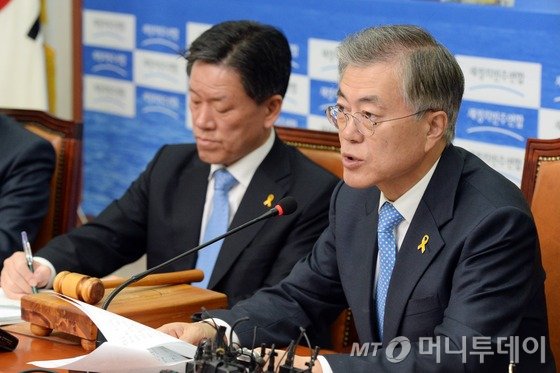 문재인 새정치민주연합 대표가 13일 오전 서울 여의도 국회에서 열린 최고위원회의에서 '성완종 리스트'를 초대형 부정부패 사건이라고 지적하고 있다. 2015.4.13/뉴스1