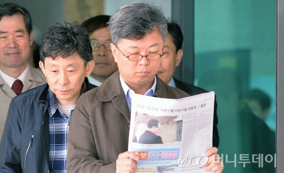 검찰이 '성완종 리스트' 의혹과 관련, 문무일 대전지검장을 팀장으로 하는 특별수사팀을 구성해 본격 수사에 착수한 13일 오전 서울 서초구 고등검찰청에서 검찰 관계자들이 성완종 리스트와 관련 정계 파장에 관한 기사를 읽고 있다. 2015.4.13/뉴스1 <저작권자 © 뉴스1코리아, 무단전재 및 재배포 금지>