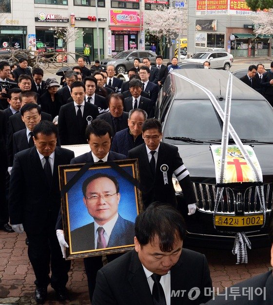 성완종 경남기업회장의 발인일인 13일 유족들이 고 성회장의 영정을 서산중앙감리교회로 옮기고 있다. 2015.4.13/뉴스1