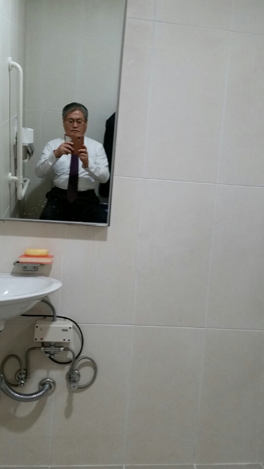 김용익 새정치민주연합 의원이 지난해 10월14일 보건복지부 국정감사에서 복지부 장애인 화장실의 불편한 점을 지적하기 위해 직접 찍어 국감장 슬라이드에 띄운 사진./사진=김용익 의원실 제공.