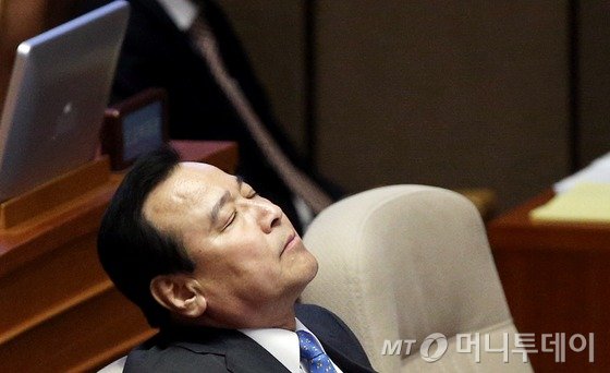 이완구 국무총리가 13일 서울 여의도 국회 본회의장에서 열린 정치분야 대정부질문에서 의원들의 질의를 기다리며 피곤한 듯 눈을 감은 채 목운동을 하고 있다. 2015.4.13/뉴스1