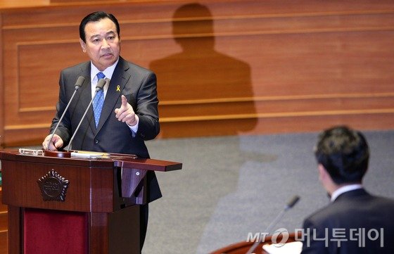 이완구 국무총리가 13일 서울 여의도 국회 본회의장에서 열린 정치분야 대정부질문에서 '성완종 리스트'를 추궁하는 새정치민주연합 정청래 의원에게 "1분만 답변할 시간을 달라"고 말하고 있다. 2015.4.13/뉴스1