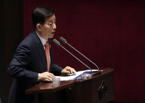 한민구 국방장관이 13일 서울 여의도 국회 본회의장에서 열린 외교,통일,안보 대정부질문에 출석해 질의에 답변하고 있다./사진=뉴스1