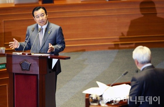 이완구 국무총리가 14일 서울 여의도 국회에서 열린 외교·통일·안보 분야 대정부질문에서 '성완종 리스트' 의혹과 관련한 의원들의 질의에 답하고 있다. 2015.4.14/뉴스1