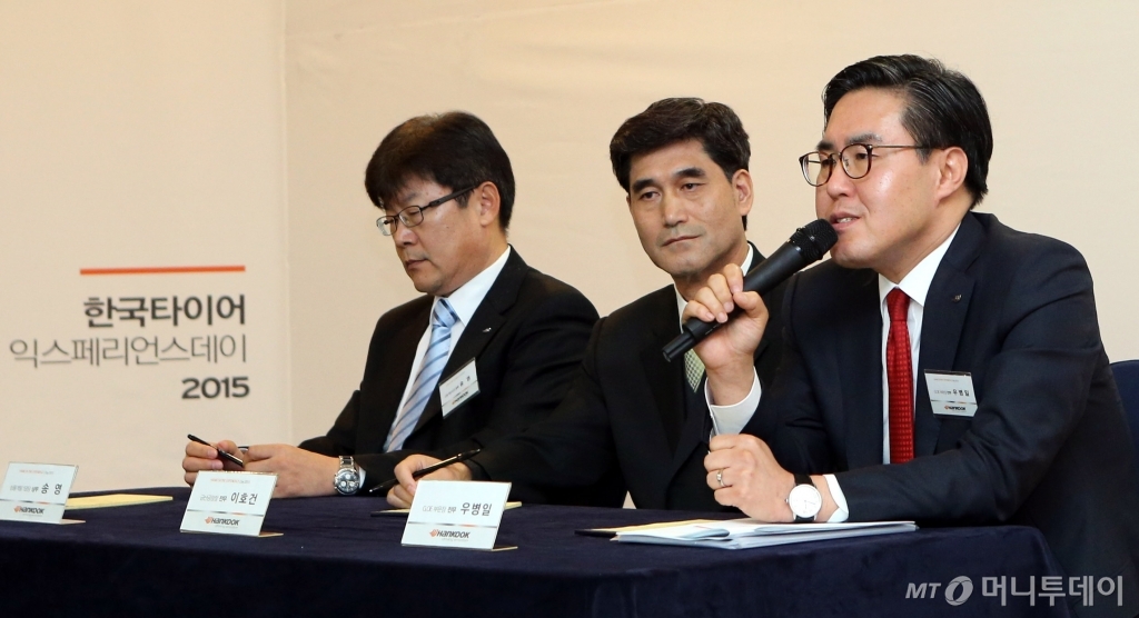 14일 한국타이어 충남 금산공장에 마련된 젖은 트랙에서 한국타이어 '벤투스 S1 에보2 SUV'를 탑재한 포르쉐 '마칸'이 주행중이다./사진제공=한국타이어