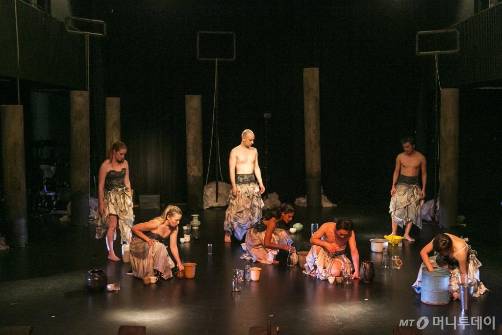 16~25일 남산예술센터에서 열리는 신체극 ‘델루주:물의 기억’. 이번 무대는 '세월호 버전'으로 바꿔 세월호 참사의 의미를 되돌아본다. /사진제공=서울문화재단