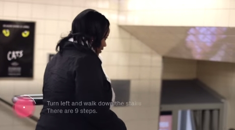 장애인 보행자가 '웨이파인더'를 켠 채 지하철역 내 계단에 접근하자 9개의 계단으로 이뤄졌다는 사실을 알려주고 있다. /사진=웨이파인더.