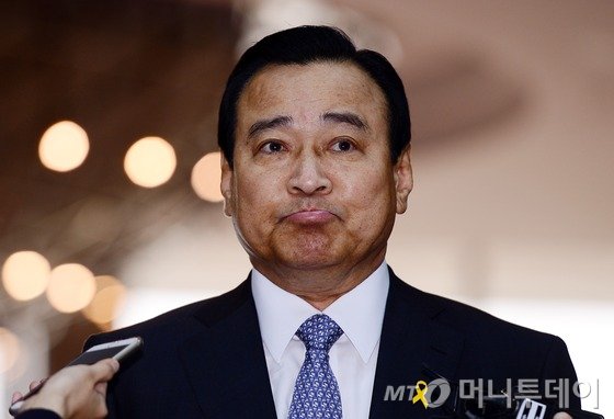 이완구 국무총리가 15일 서울 여의도 국회 본회의장에서 열리는 경제분야 대정부질문 출석에 앞서 취재진의 질문을 듣고 있다. 2015.4.15/뉴스1 <저작권자 ⓒ 뉴스1코리아, 무단전재 및 재배포 금지>