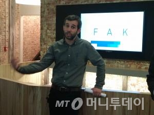 아담 랠리스 유튜브 스페이스 뉴욕 총괄이 시설들을 설명하고 있다./사진=서명훈 뉴욕 특파원