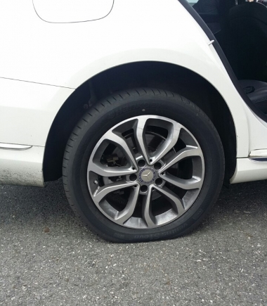 벤츠C클래스에 장착된 한국타이어의 '런플랫 타이어'. 공기가 빠진 채 주행됐지만 안정적인 승차감을 제공했다./사진=박상빈 기자