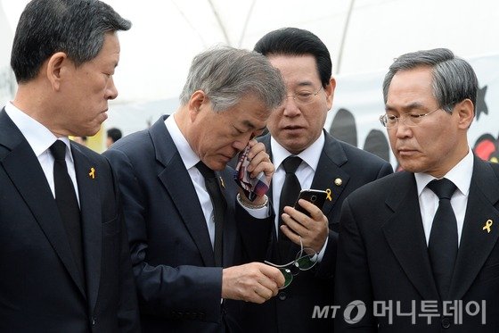 문재인 새정치민주연합 대표(왼쪽 두번째)가 세월호 참사 1주기를 맞은 16일 오전 경기 안산시 단원구 초지동 화랑유원지에 마련된 세월호 사고 희생자 정부 합동분향소에서 참배를 마친 뒤 눈물을 닦고 있다. 2015.4.16/뉴스1