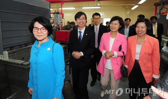 전순옥 새정치민주연합 의원(왼쪽)이 2014년 10월8일 전북 익산 제3일반사업단지 현장 시찰에 나서 국회 산업통상자원위원회 동료 의원들과 웃고 있다.